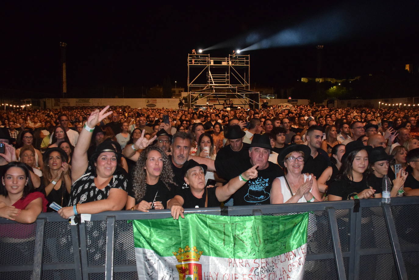 Imagen secundaria 1 - El Barrio reúne a más de 5.000 personas en el campo de fútbol
