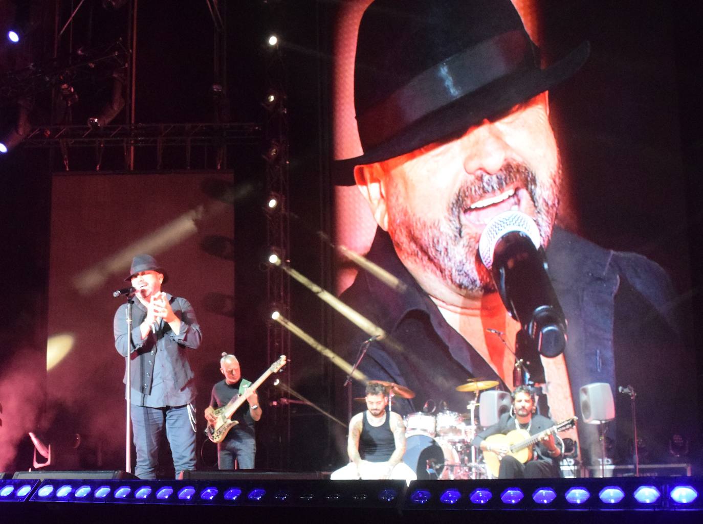 Imagen principal - El Barrio reúne a más de 5.000 personas en el campo de fútbol