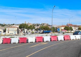 Una de las rotondas llevadas a cabo en el cruce con la avenida de Miajadas.