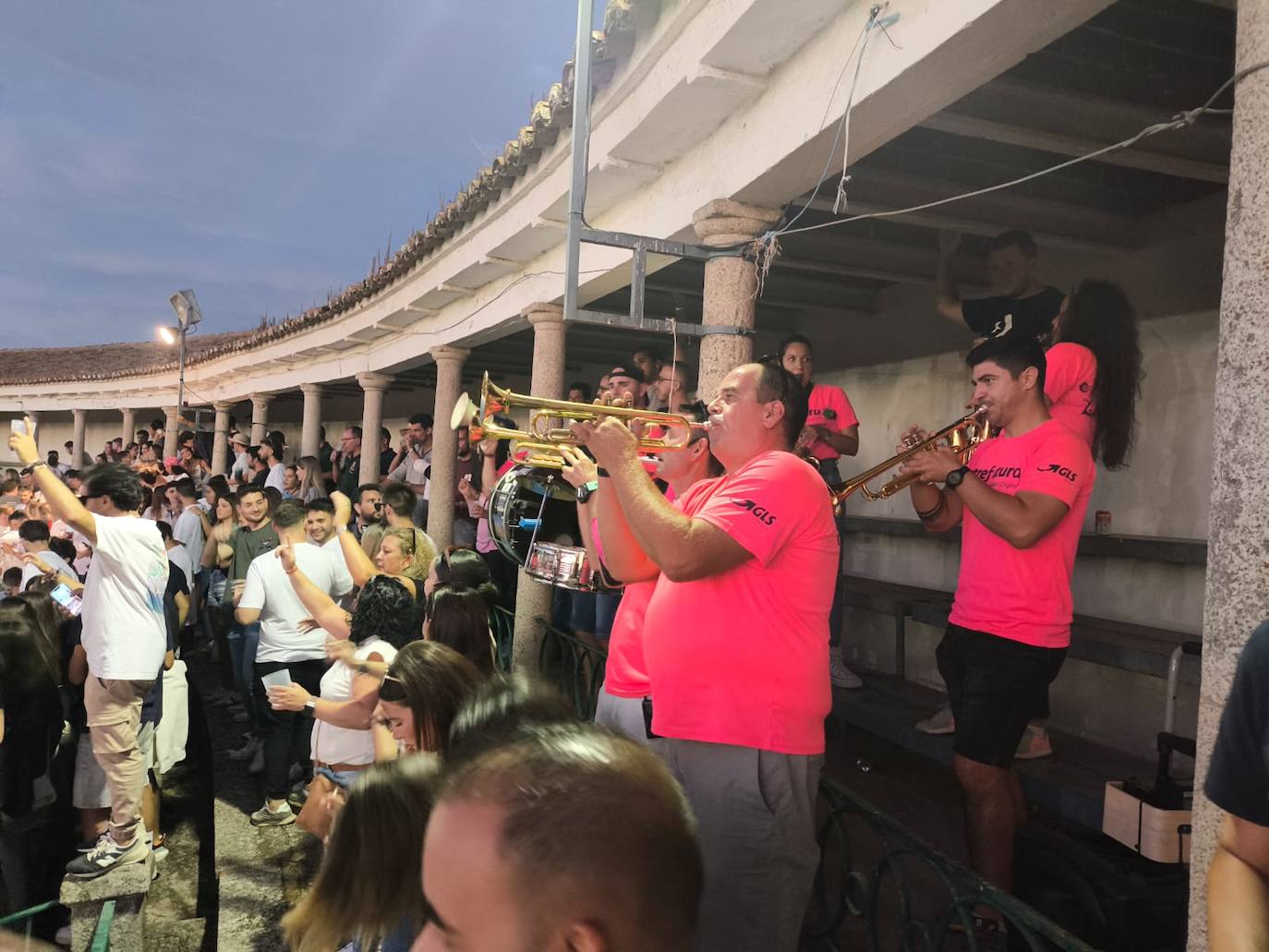Gran ambiente en el día de la capea de las mujeres