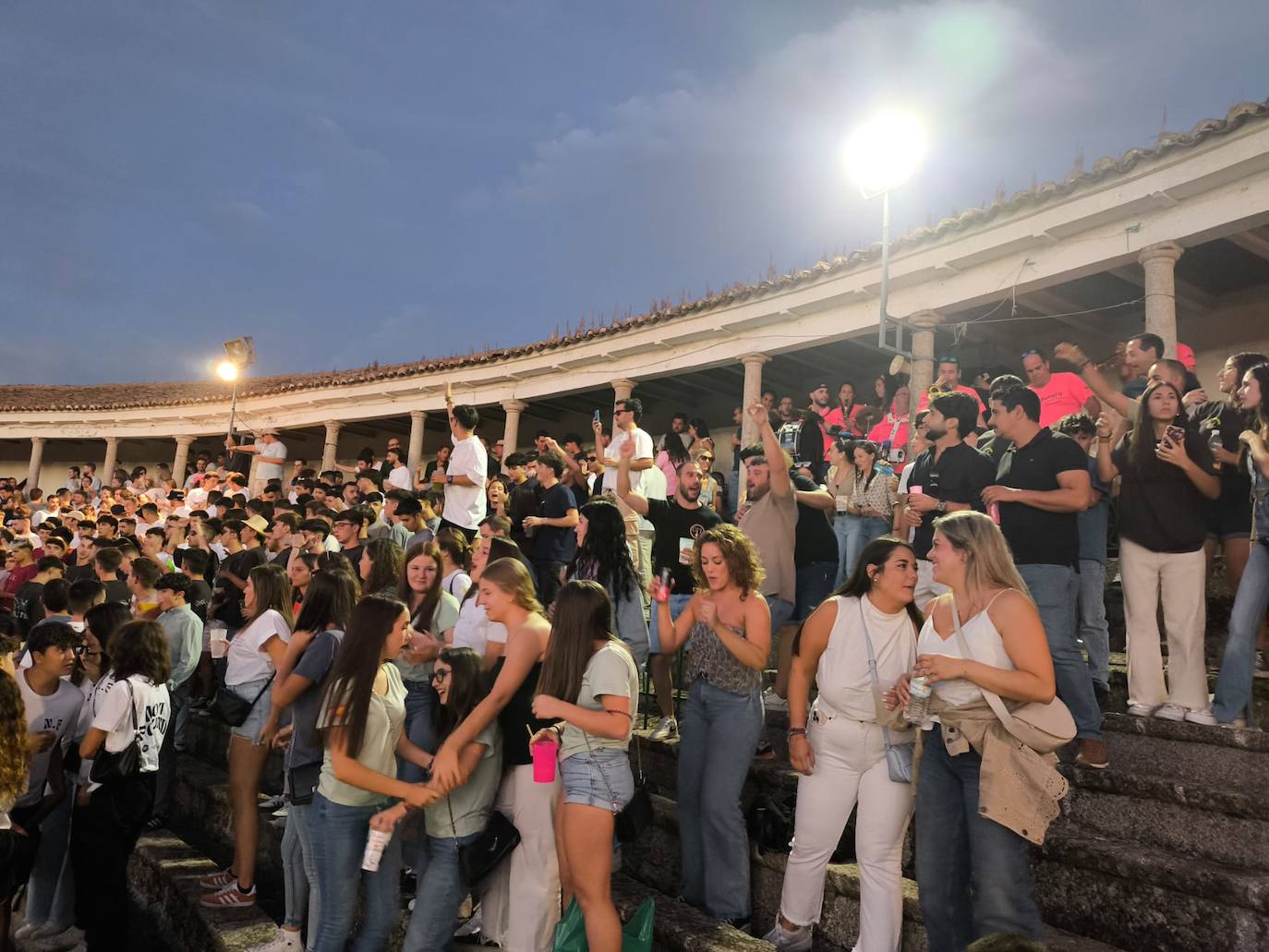 Gran ambiente en el día de la capea de las mujeres