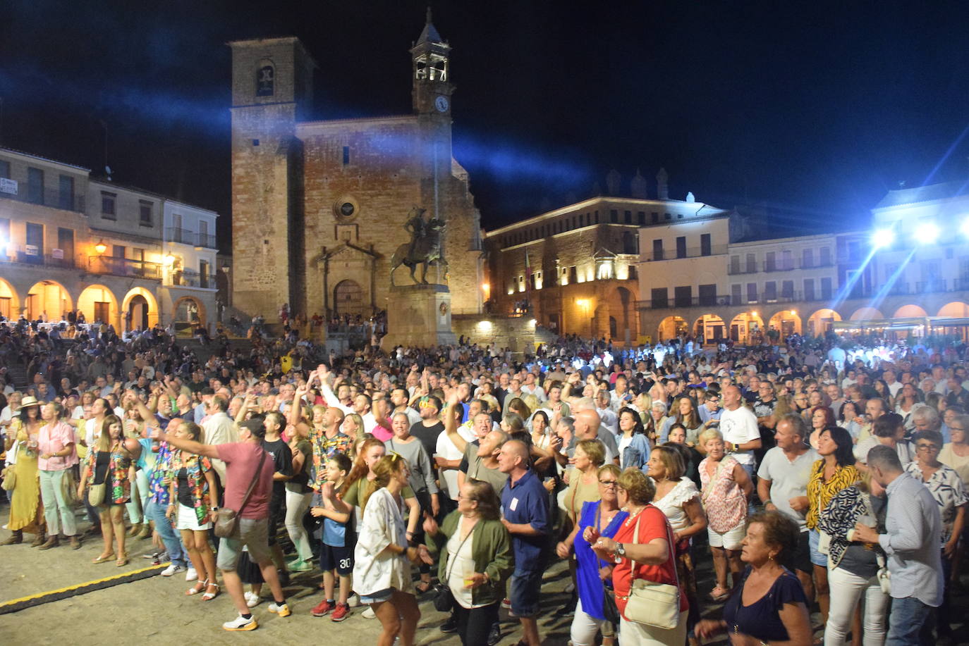 Gran ambiente en el día de la capea de las mujeres