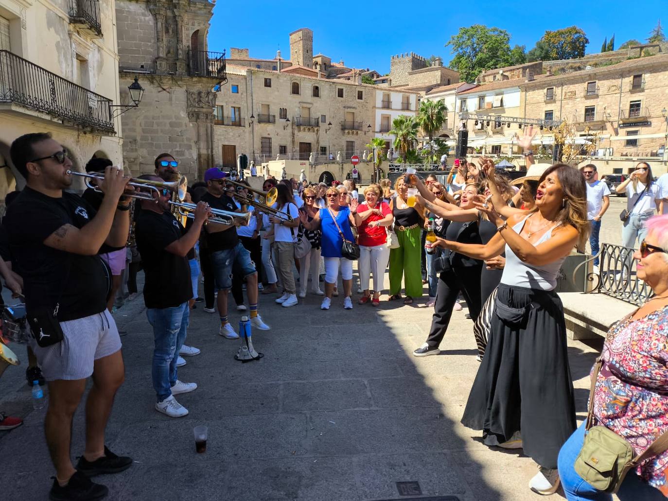 Gran ambiente en el día de la capea de las mujeres