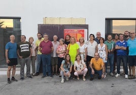Integrantes de distintas asociaciones de Huertas de Ánimas, junto a la residencia de mayores sin terminar.