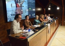 La mesa presidencial, con el ponente de la conferencia inaugural, ayer.