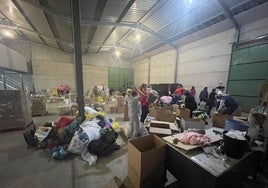 Voluntarios trabajando en los últimos días para clasificar y empaquetar las donaciones