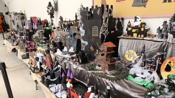 El colegio María de la Paz Orellana realiza una exposición de castillos 'terroríficos'