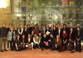Organizadores y artistas tras la inauguración de esta muestra