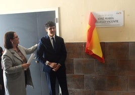 El hijo de José María Gallego, junto a la concejala, tras descubrir la placa.