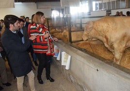 LA consejera en la visita a los animales.