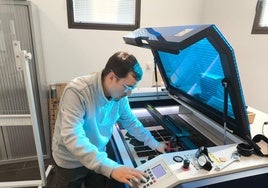 El coordinador del Circular FAB, con el manejo de unas de las máquinas.