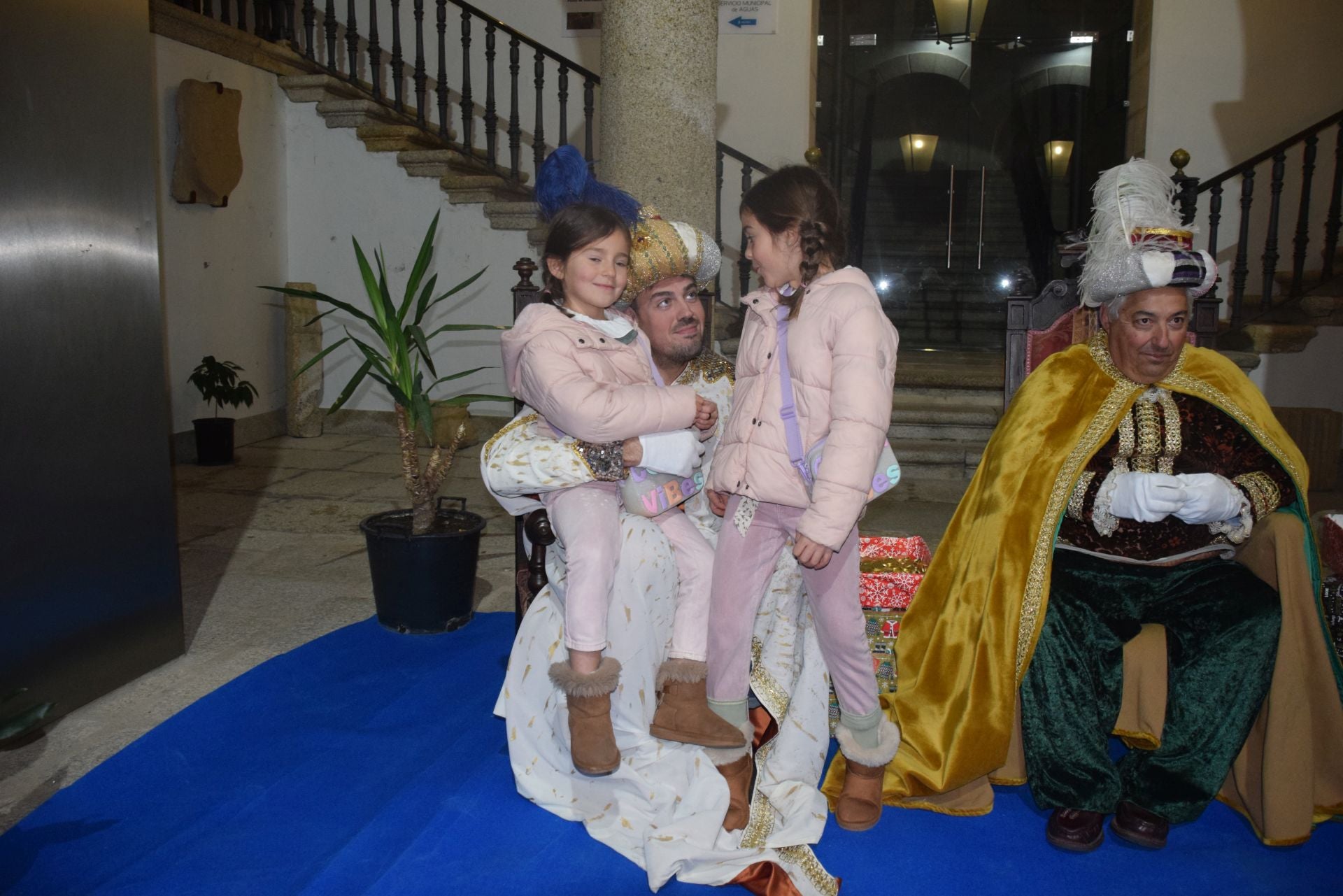 Decenas de menores entregan sus cartas a los pajes de los Reyes Magos