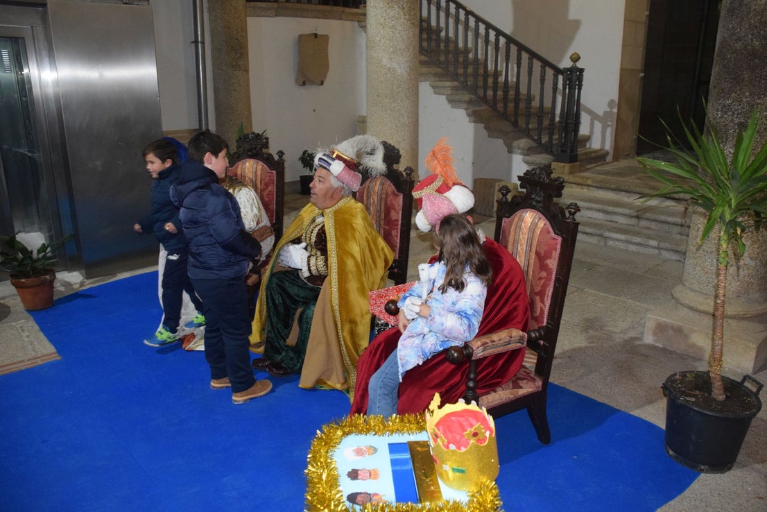 Decenas de menores entregan sus cartas a los pajes de los Reyes Magos