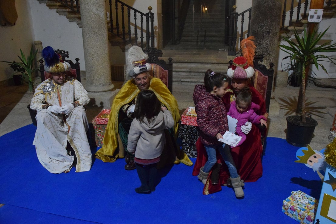 Decenas de menores entregan sus cartas a los pajes de los Reyes Magos