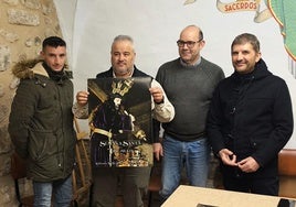 Directivos de la Cofradía con el cartel anunciador.