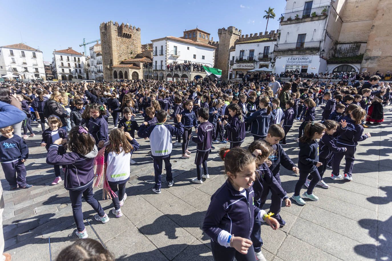 Participantes de la edición anterior, donde se bailó El Redoble, en la plaza de Cáceres.