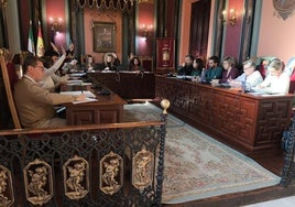 El concejal Juan Manuel Mariscal, en primer término, en la última sesión plenaria