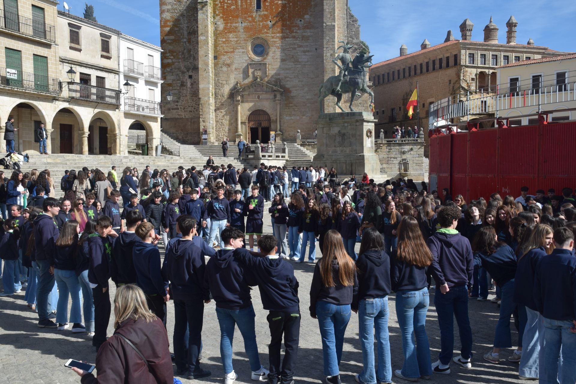 1.200 personas, entre alumnado y docentes, bailan el Chíviri