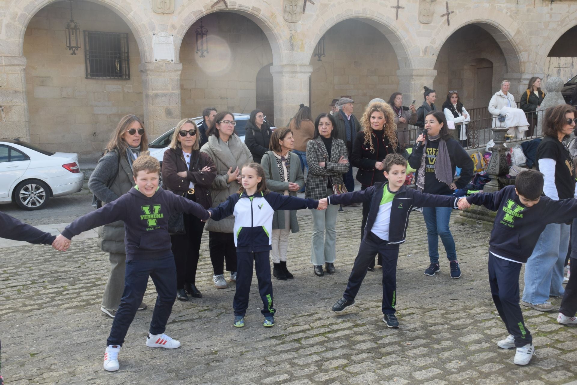 1.200 personas, entre alumnado y docentes, bailan el Chíviri