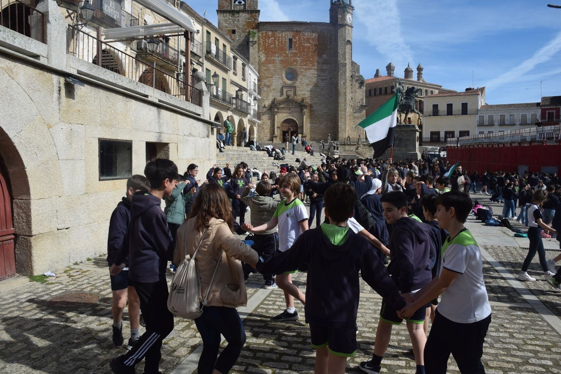 1.200 personas, entre alumnado y docentes, bailan el Chíviri