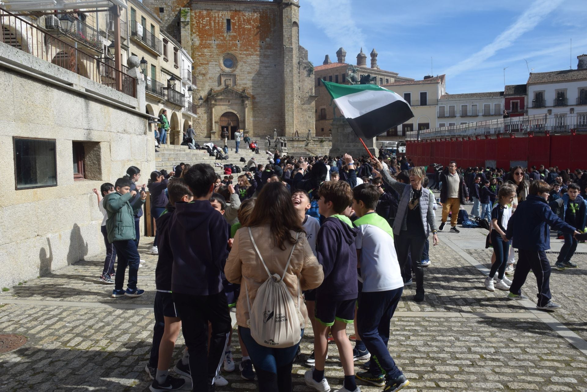 1.200 personas, entre alumnado y docentes, bailan el Chíviri