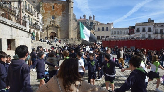 1.200 participantes se adelantan y bailan el Chiviri en la plaza Mayor