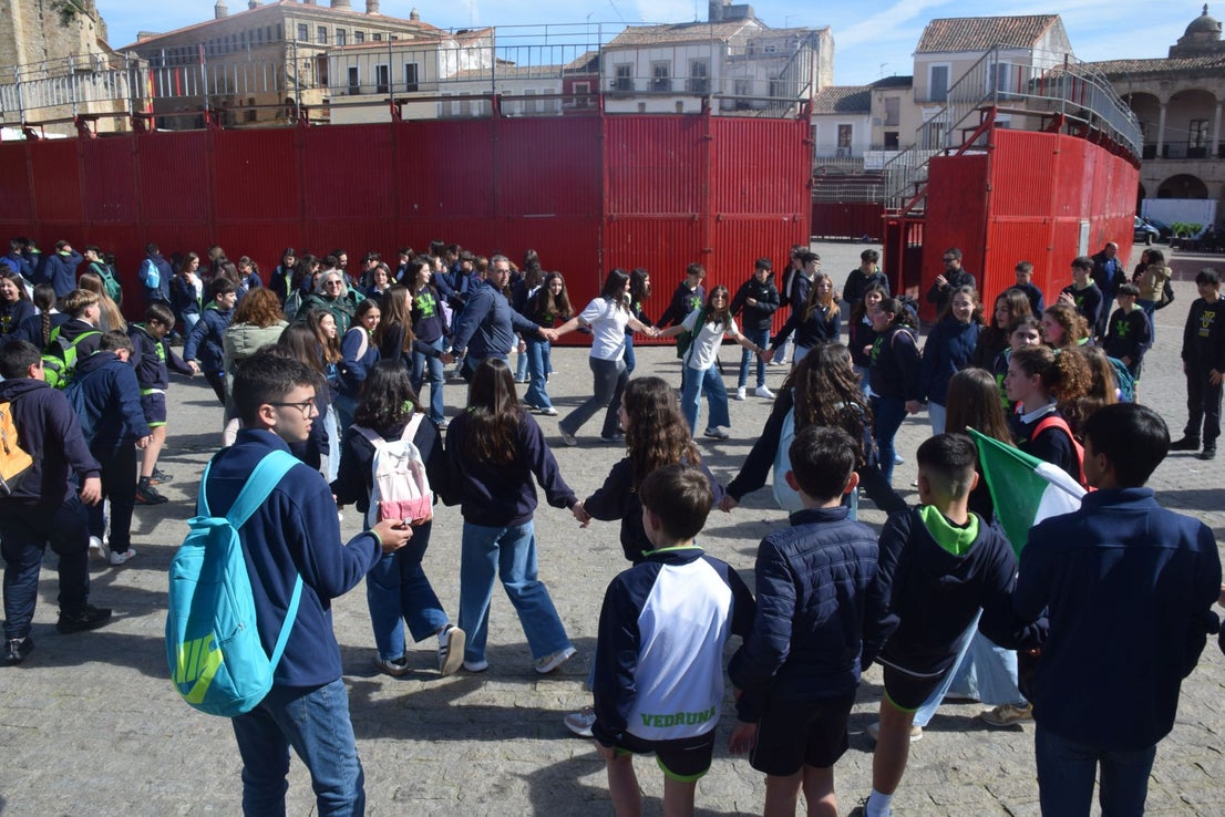 1.200 personas, entre alumnado y docentes, bailan el Chíviri