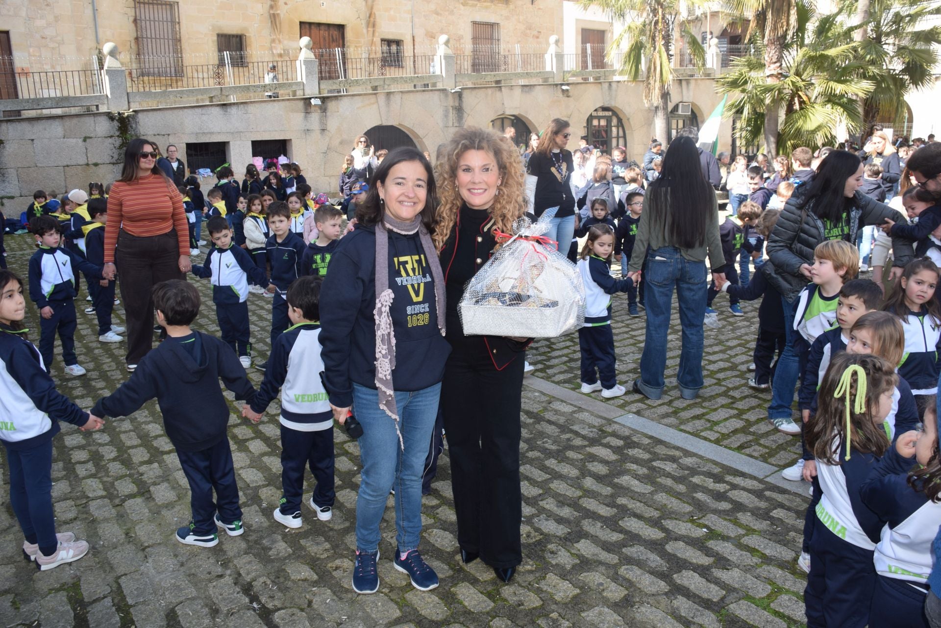 1.200 personas, entre alumnado y docentes, bailan el Chíviri