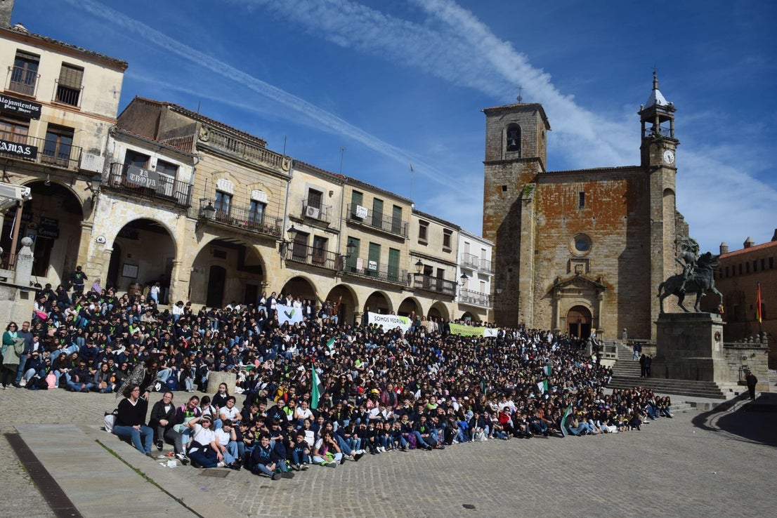 1.200 personas, entre alumnado y docentes, bailan el Chíviri