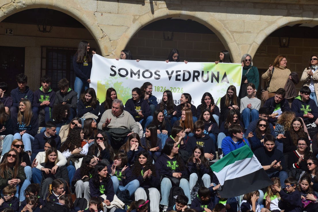 1.200 personas, entre alumnado y docentes, bailan el Chíviri