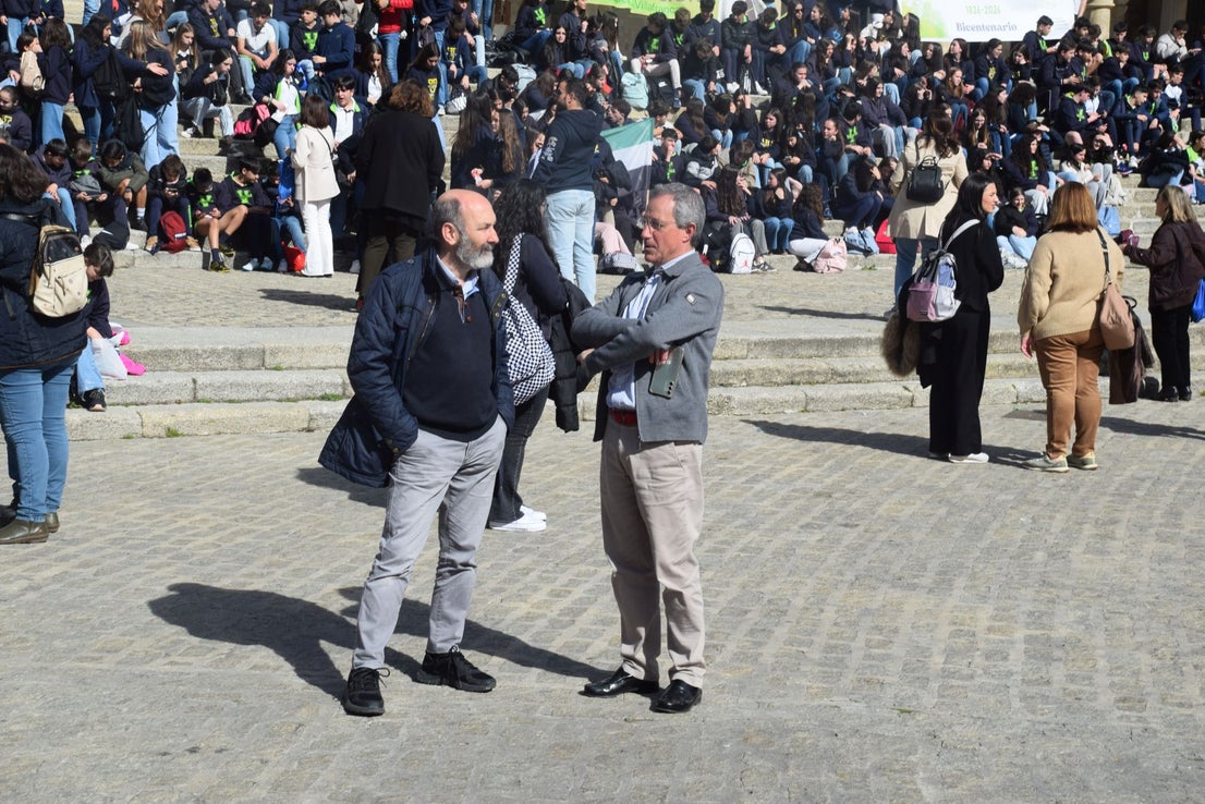 1.200 personas, entre alumnado y docentes, bailan el Chíviri
