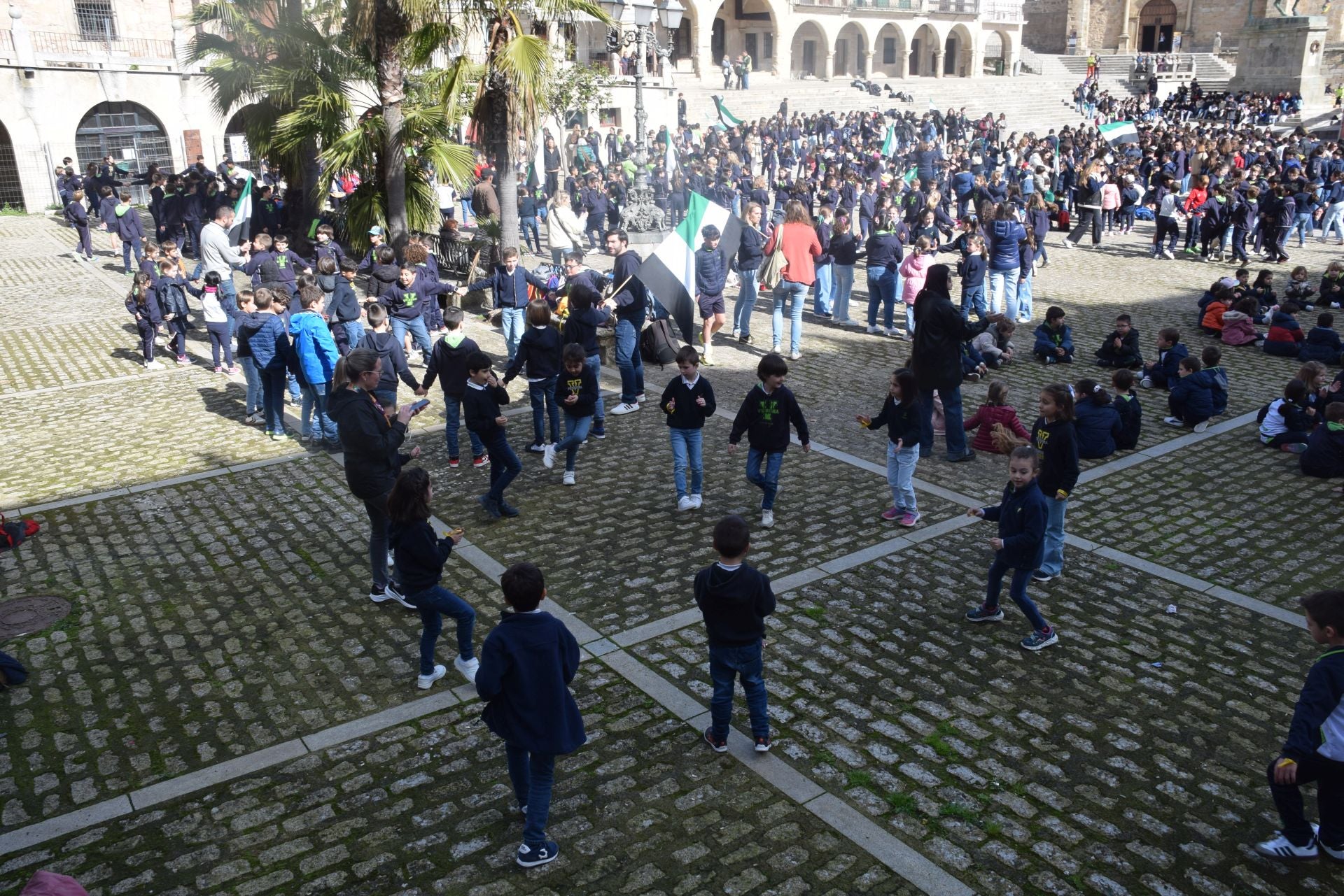 1.200 personas, entre alumnado y docentes, bailan el Chíviri