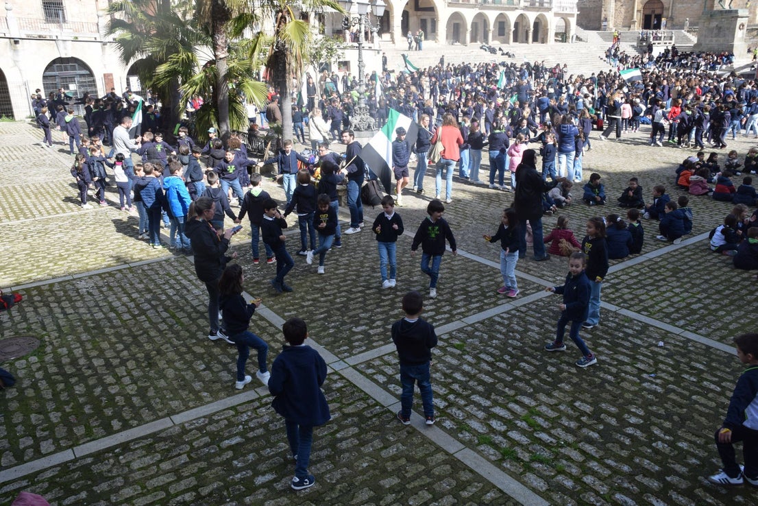 1.200 personas, entre alumnado y docentes, bailan el Chíviri