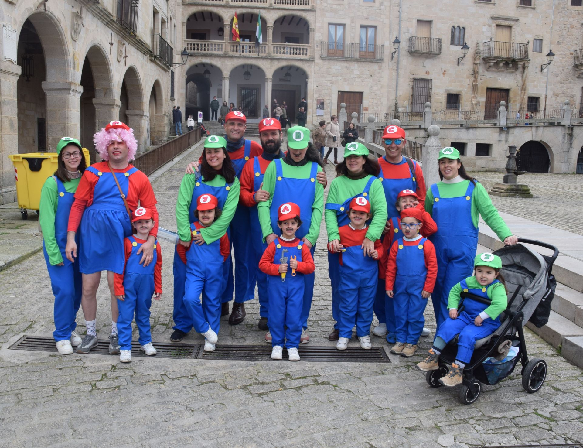 Imagen secundaria 1 - Herido un hombre por una fuerte cogida en la capea de por la tarde