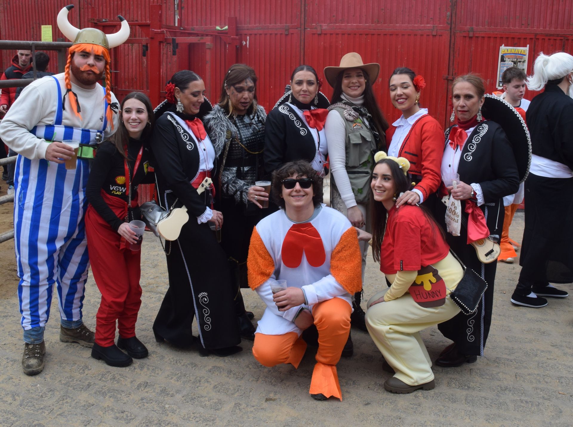 Imagen principal - Herido un hombre por una fuerte cogida en la capea de por la tarde