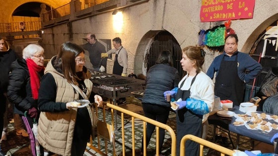 Decenas de personas participan en la degustación del Entierro de la Sardina