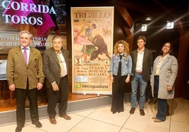 El consejero, el ganadero, la alcaldesa, junto al torero Borja Jimenez y la concejala de Festejos, ayer en el acto de presentación.