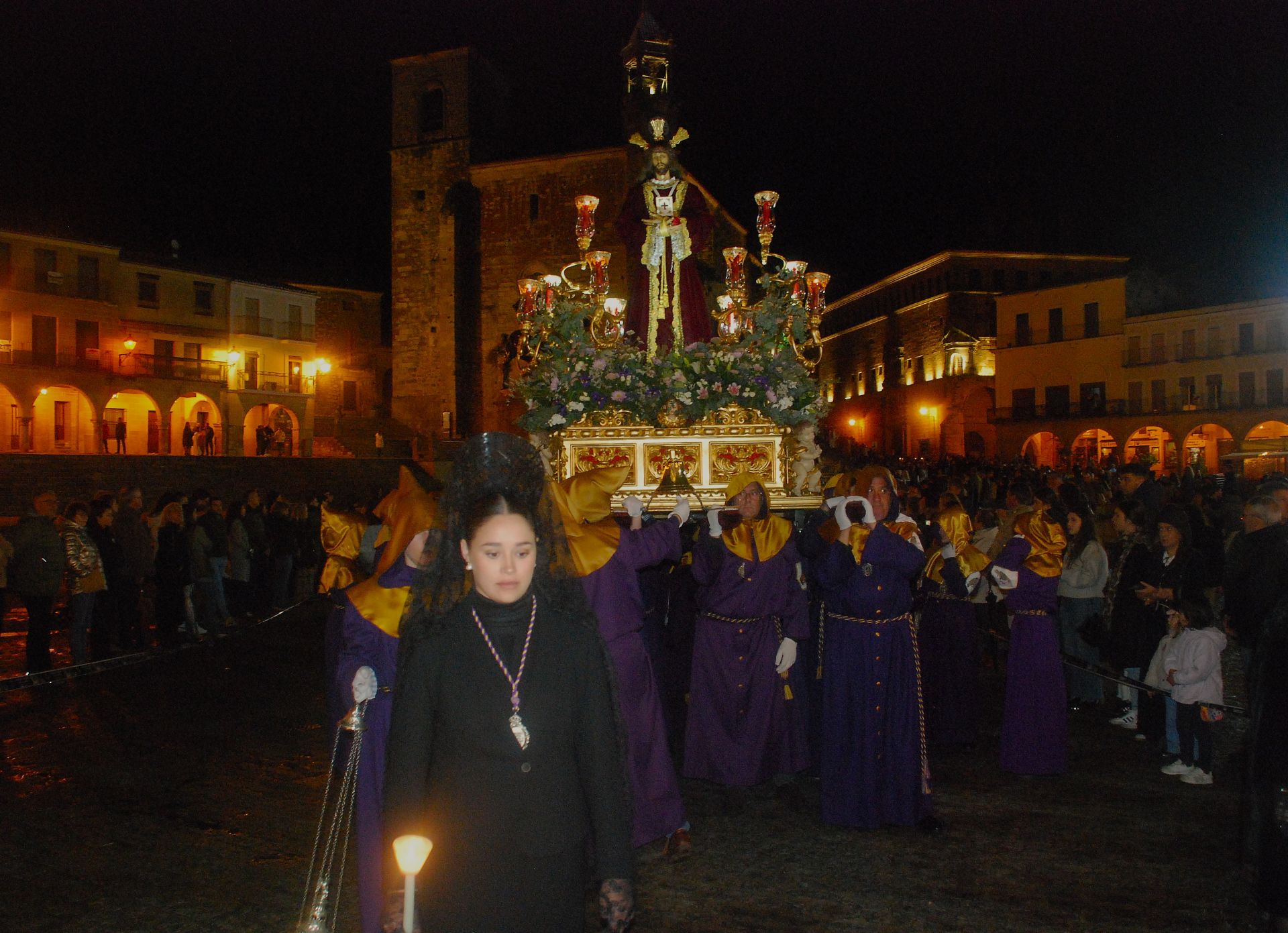 Imagen principal - Paraguas y abrigos, presentes en los desfiles procesionales del Miércoles Santo