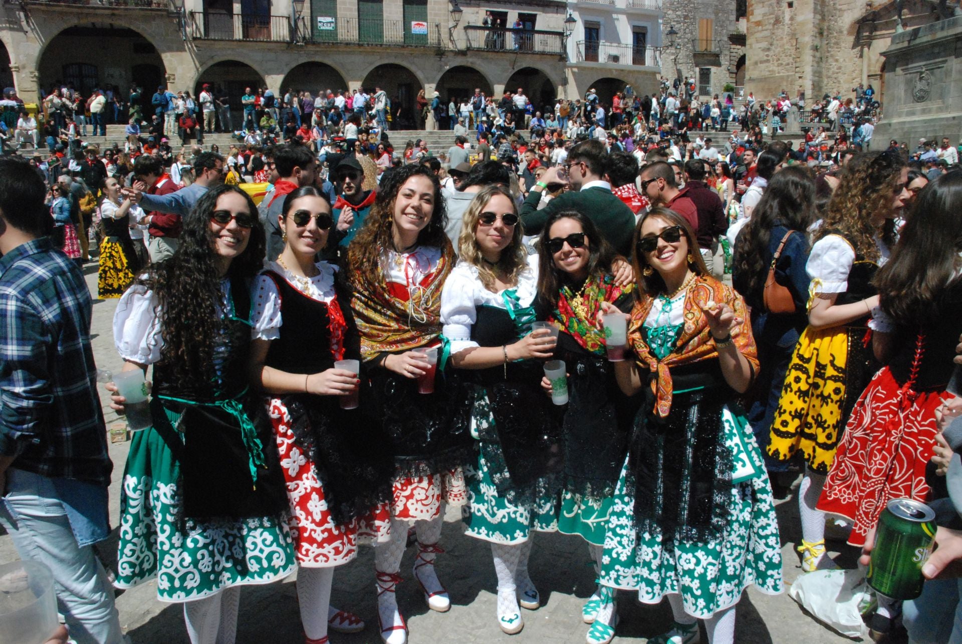 Imagen secundaria 1 - El Chíviri inunda de colorido la ciudad trujillana