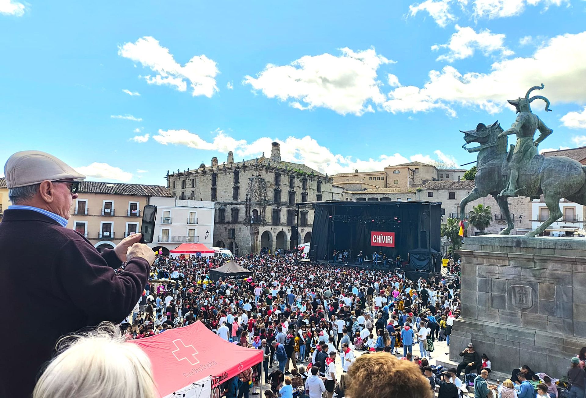 Miles de personas en el Chíviri