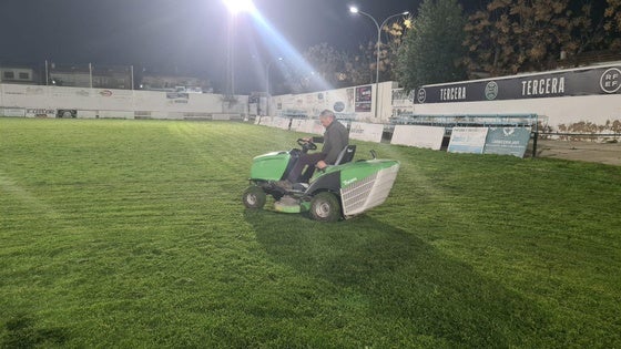 Buscan empresa para mantener el césped natural de las instalaciones deportivas