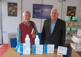 El director de la cata, junto al gerente de Lactocyex en la feria.