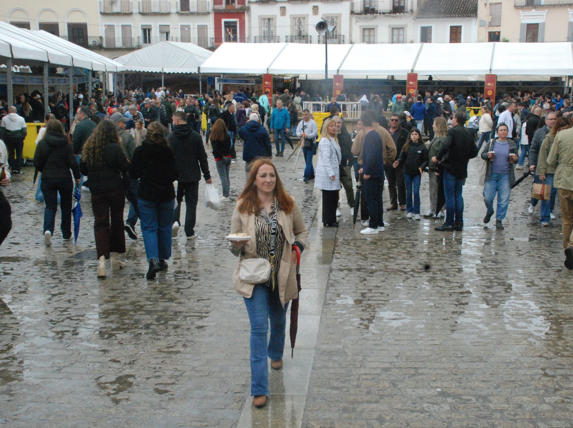 Imagen secundaria 2 - El mal tiempo no achanta a los más queseros