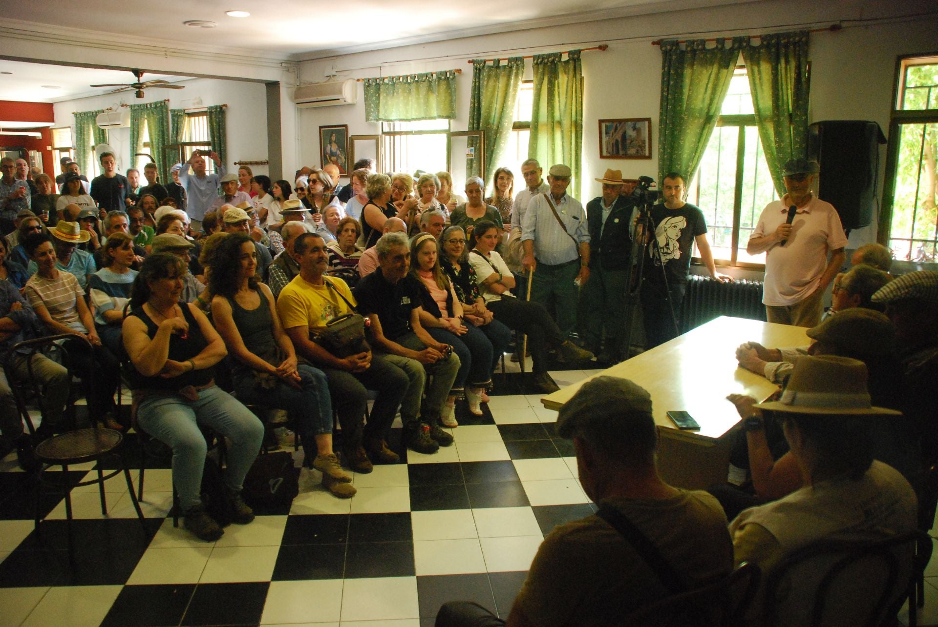 Calurosa despededida a José Manuel Sánchez, con sus 1.700 ovejas, camino de León