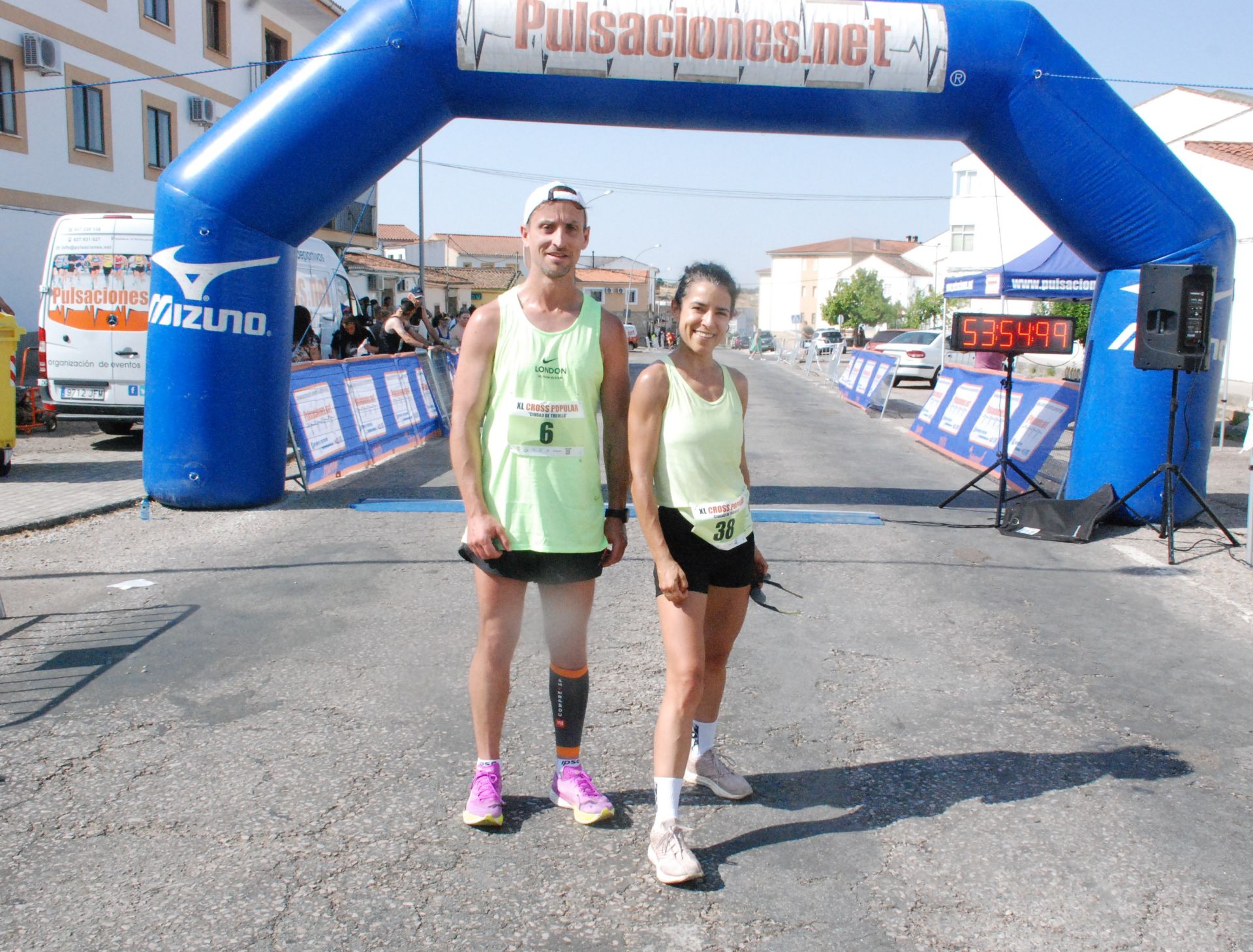 Los ganadores de la prueba de 10 kilómetros, Javier Canelada y Soraya Cantos.