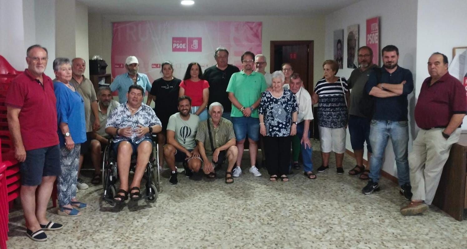 Los nuevos dirigentes, junto con otros afiliados.