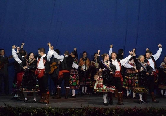 Integrantes de los Coros y Danzas Virgen del Rosario