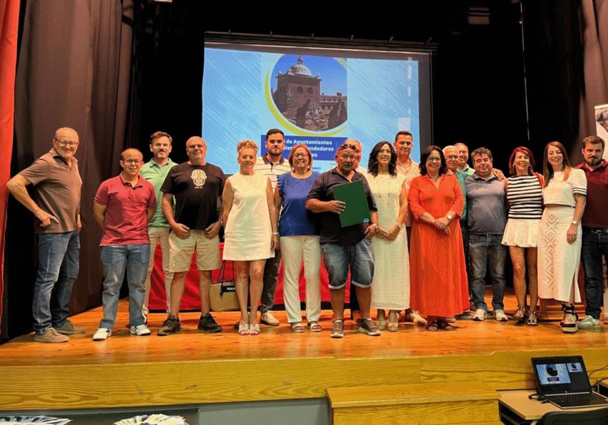 Foto de los alcaldes y alcaldesas que acudieron a la cita.