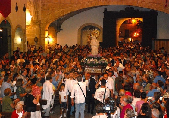 La imagen de la Virgen de la Victoria a su llegada a la iglesia de San Martín.