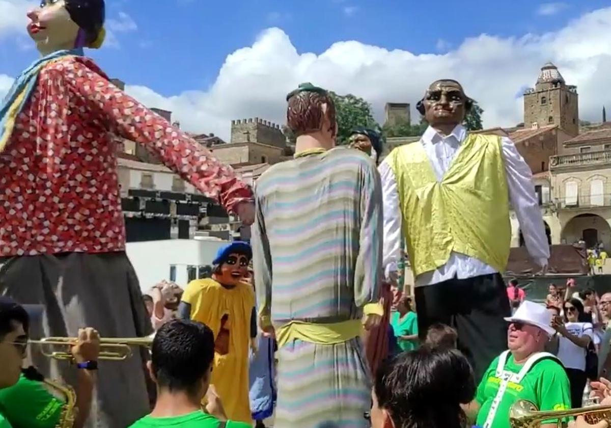 Los gigantes y cabezudos terminarán en la plaza Mayor.